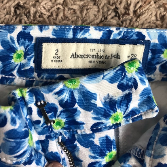 ❌DONATING SOON Abercrombie•Floral Shorts - Picture 3 of 8